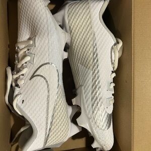 Men’s NIKE VAPOR cleats, size 9.  Men’s NIKE football gloves size M
